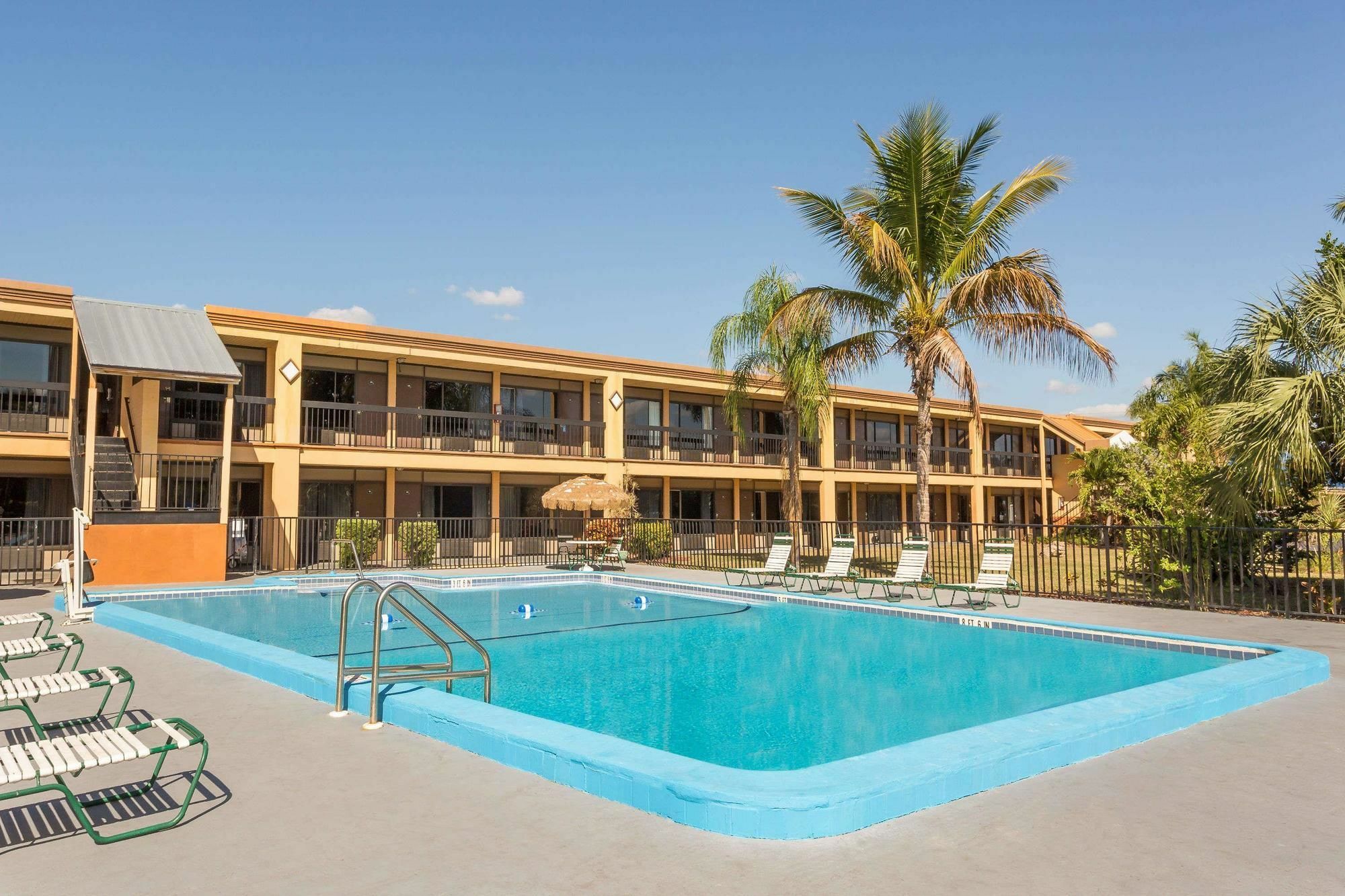 Travelodge By Wyndham Fort Myers North North Fort Myers Εξωτερικό φωτογραφία